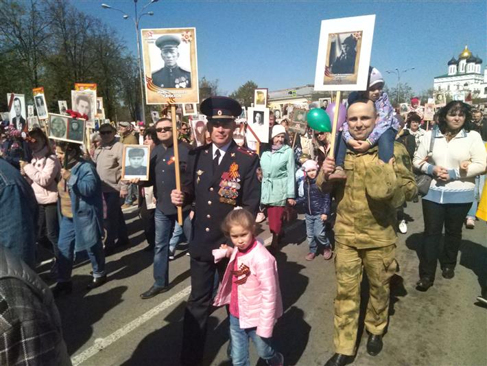 В Пскове росгвардейцы прошли в колонне «Бессмертного полка»
