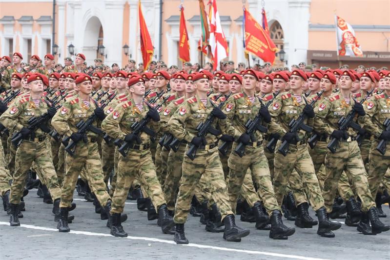 Военнослужащие, курсанты и кадеты Росгвардии приняли участие в параде Победы на Красной площади (фото, видео)