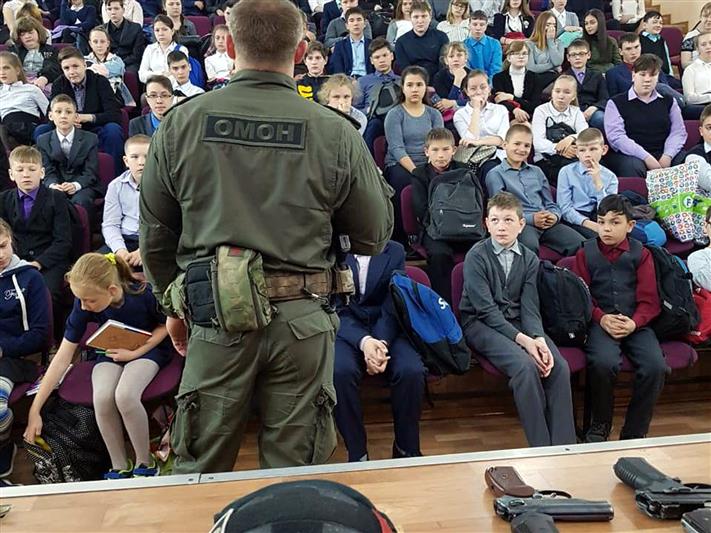 Офицеры иркутского ОМОН (на транспорте) проводят уроки патриотизма для школьников