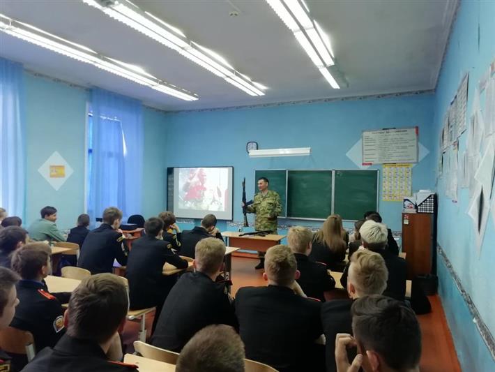 Офицер Росгвардии поведал курганским кадетам о выдающемся оружейном конструкторе Михаиле Калашникове