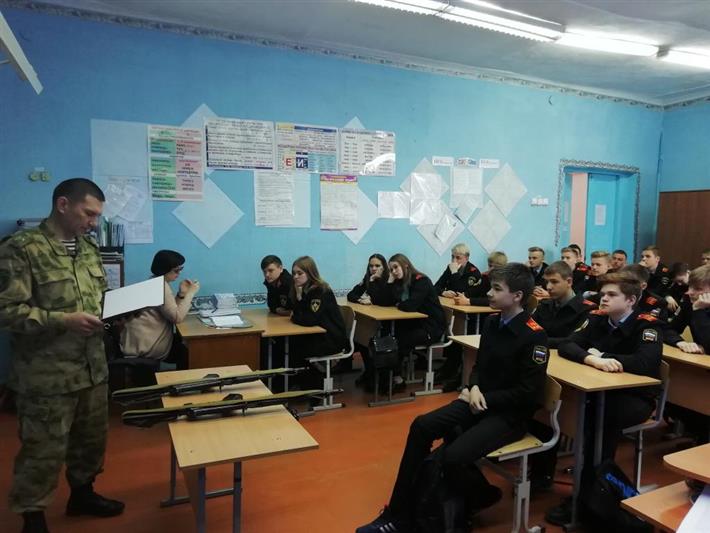 Офицер Росгвардии поведал курганским кадетам о выдающемся оружейном конструкторе Михаиле Калашникове