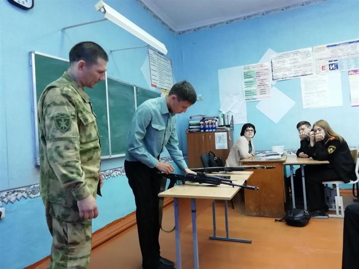 Офицер Росгвардии поведал курганским кадетам о выдающемся оружейном конструкторе Михаиле Калашникове
