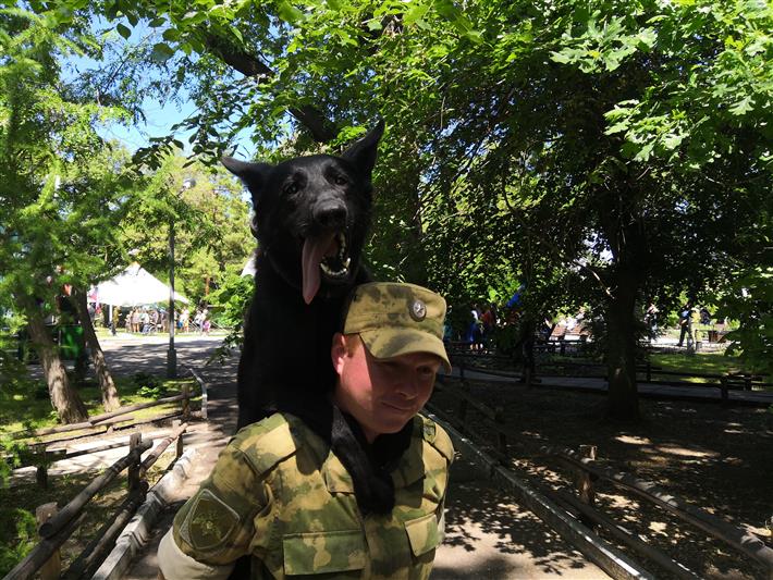Военнослужащие кинологического центра Росгвардии провели в Саратове показательные выступления по случаю Дня пограничника