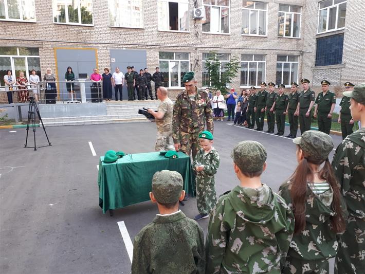Подмосковный СОБР поздравил подшефных школьников с посвящением в кадеты