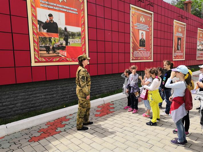 В преддверии Дня защиты детей приморское управление Росгвардии открыло свои двери для воспитанников детского социального учреждения 
