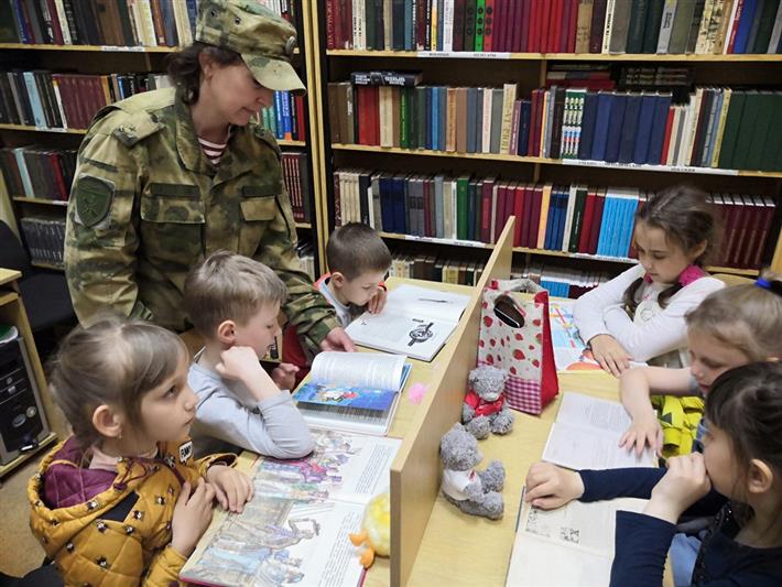 В преддверии Дня защиты детей приморское управление Росгвардии открыло свои двери для воспитанников детского социального учреждения 