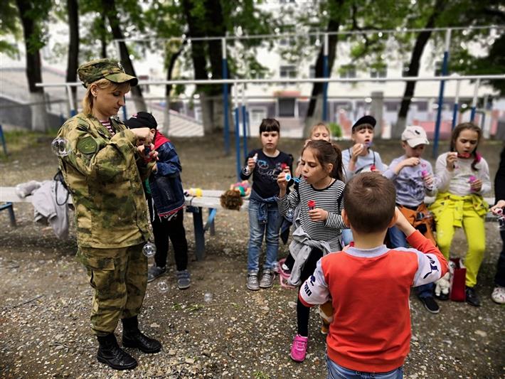 В преддверии Дня защиты детей приморское управление Росгвардии открыло свои двери для воспитанников детского социального учреждения 