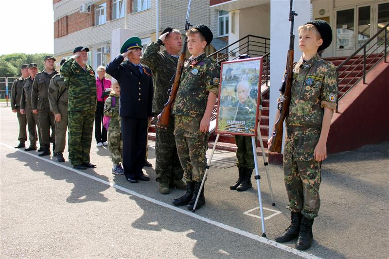 Дети сотрудников и военнослужащих ставропольского управления Росгвардии приняли участие в легкоатлетическом забеге памяти Алексея Кадочникова (фото)