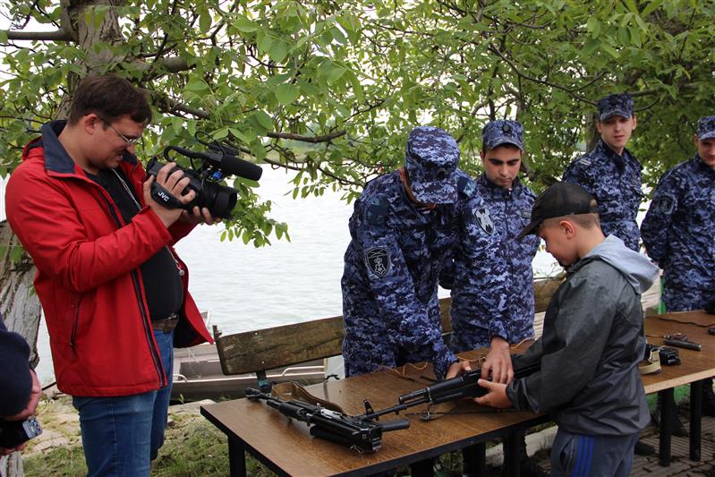 Сотрудники Росгвардии провели тематическое мероприятие для участников соревнований по водно-моторному спорту в Краснодаре