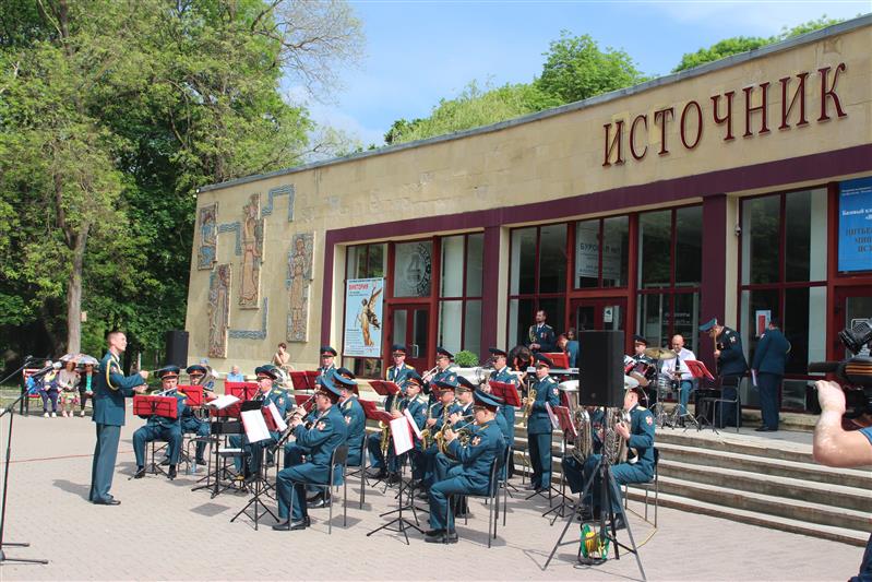 В городах-курортах Кавказских Минеральных Вод состоялась акция Росгвардии «Мелодии Победы» (фото, видео)