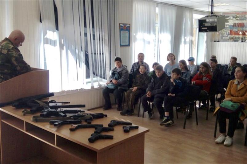 Бойцы ОМОН рассказали тверским школьникам о жизни прославленного оружейника Михаила Калашникова