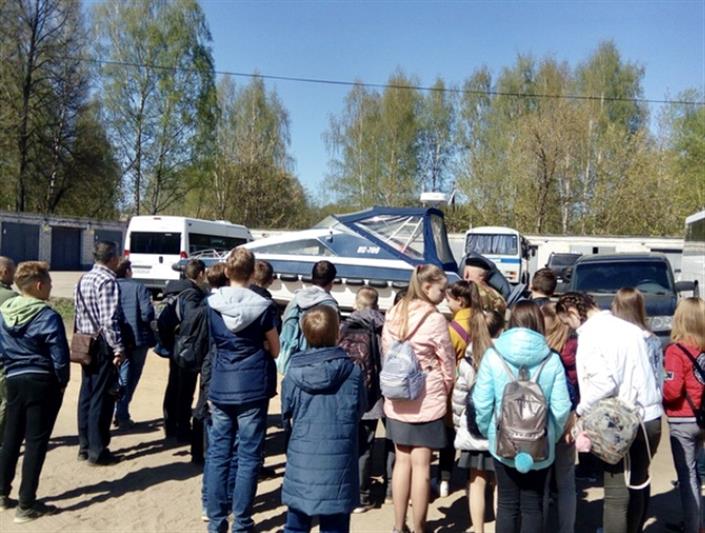 Бойцы ОМОН рассказали тверским школьникам о жизни прославленного оружейника Михаила Калашникова