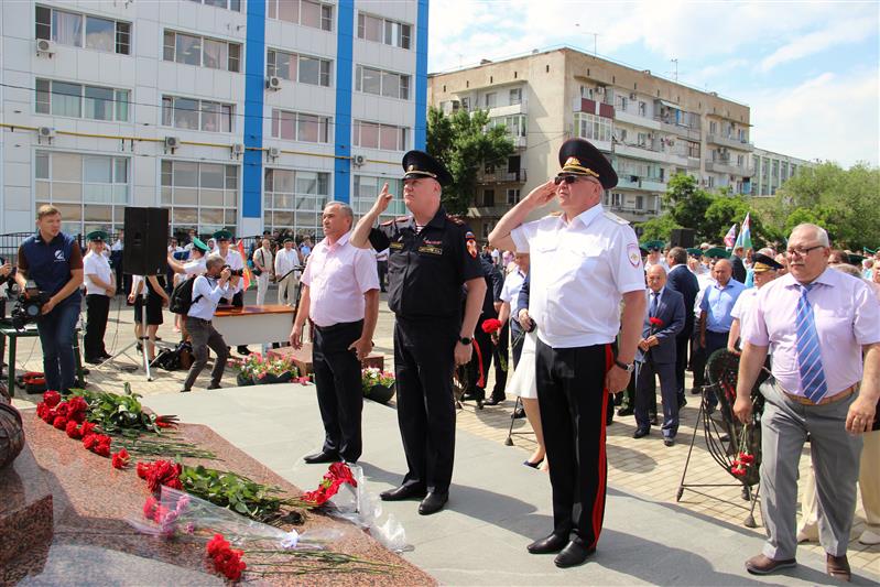 Начальник Управления Росгвардии по Астраханской области принял участие в памятном митинге, посвященном Дню пограничника