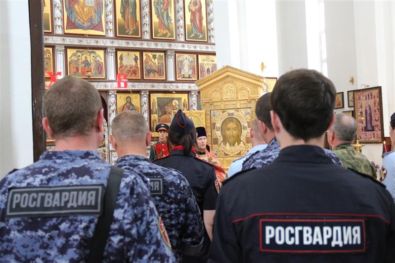 Донские росгвардейцы поклонились главной иконе храма Вооруженных Сил России