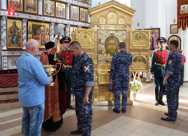 Донские росгвардейцы поклонились главной иконе храма Вооруженных Сил России
