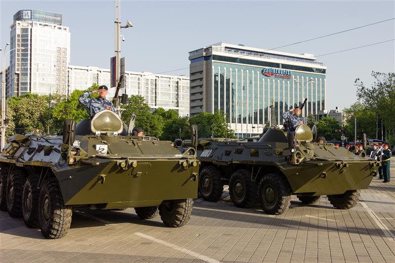 Краснодарские омоновцы продемонстрировали готовность к городскому параду Победы (фото, видео)