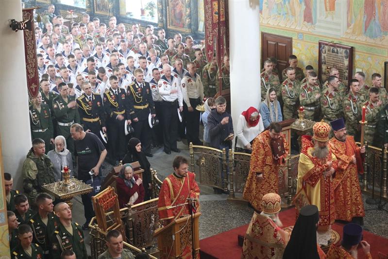 Военнослужащие Уральского округа Росгвардии приняли участие в традиционной архиерейской божественной литургии в Свято-Троицком кафедральном соборе Екатеринбурга