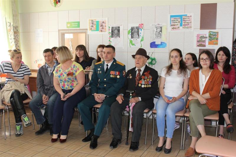 По инициативе росгвардейцев состоялась встреча воспитанников подшефного екатеринбургского детского приюта «Гнездышко» с участником Великой Отечественной войны