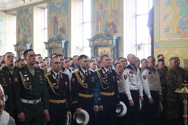 Военнослужащие Уральского округа Росгвардии приняли участие в традиционной архиерейской божественной литургии в Свято-Троицком кафедральном соборе Екатеринбурга