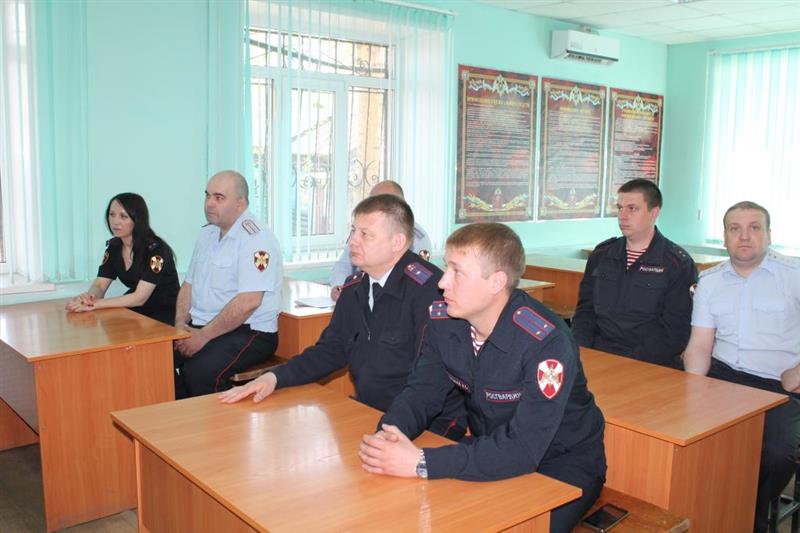 В Кургане сотрудники Росгвардии поздравили труженика тыла с Днем Победы
