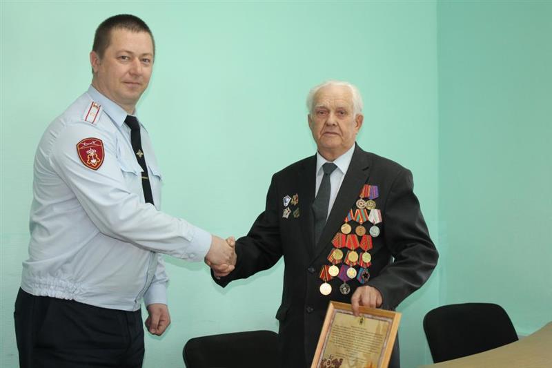 В Кургане сотрудники Росгвардии поздравили труженика тыла с Днем Победы