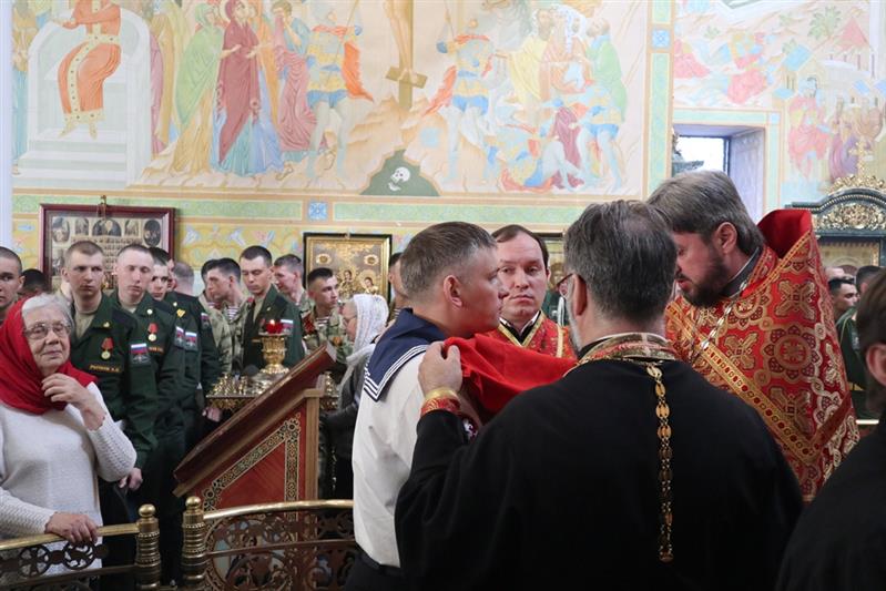 Военнослужащие Уральского округа Росгвардии приняли участие в традиционной архиерейской божественной литургии в Свято-Троицком кафедральном соборе Екатеринбурга
