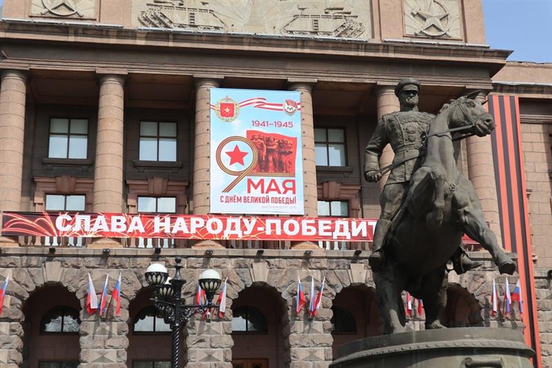 Командующий Уральским округом Росгвардии возложил цветы к памятнику маршалу Победы 