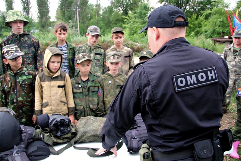 Сотрудники ростовского ОМОН познакомили юнармейцев и будущих призывников с биографией Михаила Калашникова и рассказали им о своей службе
