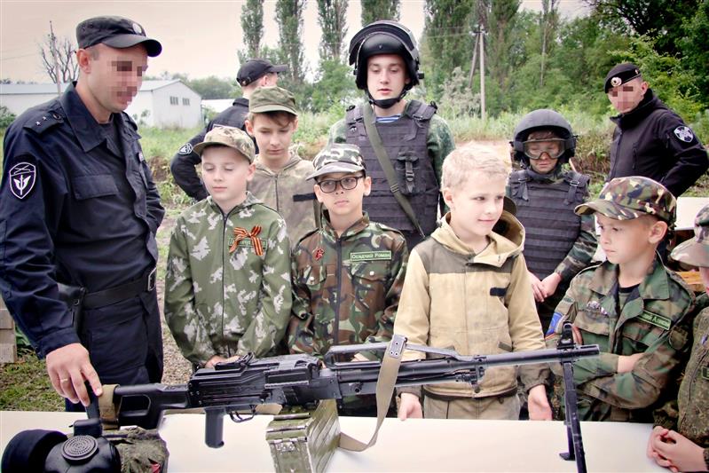 Сотрудники ростовского ОМОН познакомили юнармейцев и будущих призывников с биографией Михаила Калашникова и рассказали им о своей службе