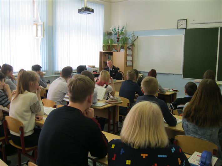 В Вышнем Волочке сотрудники вневедомственной охраны Росгвардии провели «Урок мужества» 