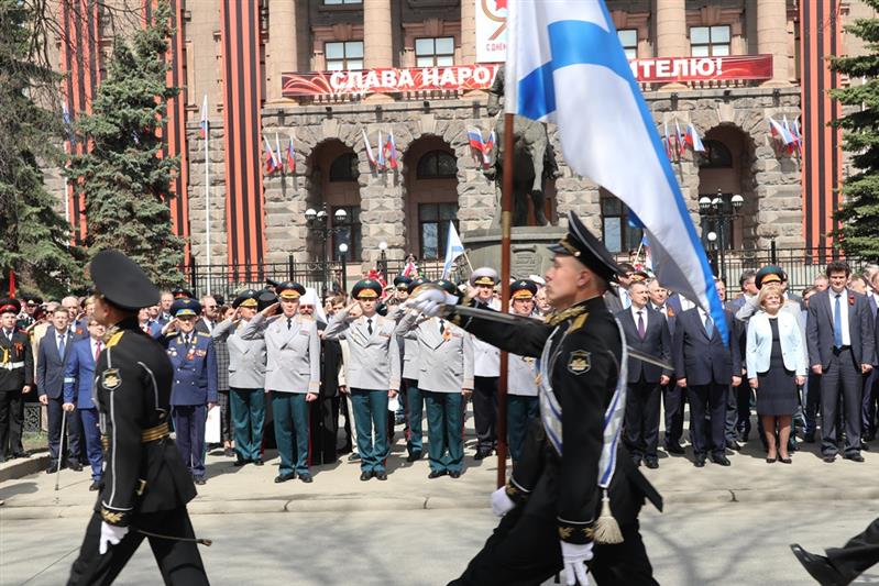 Командующий Уральским округом Росгвардии возложил цветы к памятнику маршалу Победы 