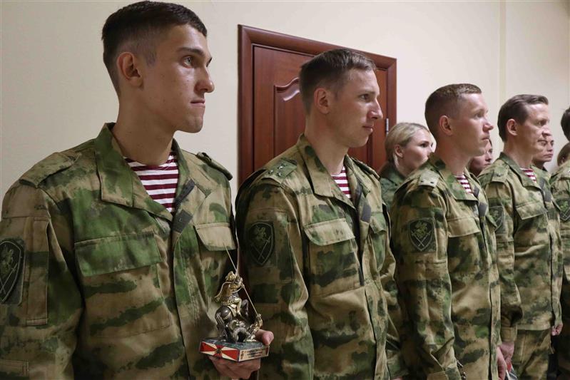 Командующий Уральским округом Росгвардии встретился с военнослужащими спортивной команды объединения