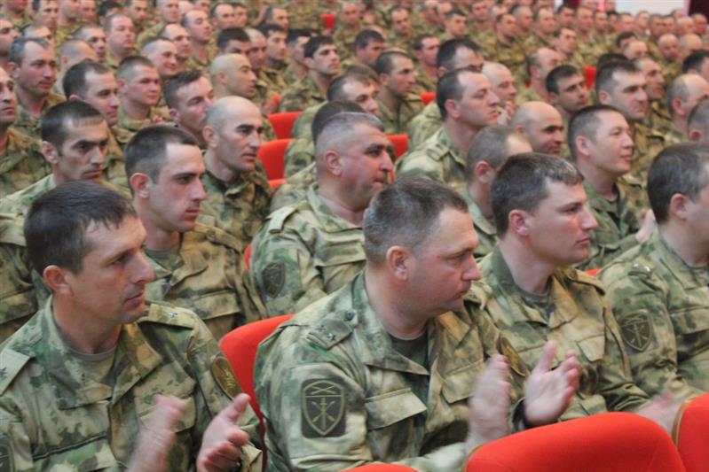Музыкант Дмитрий Хмелёв дал концерт в грозненском соединении Росгвардии 
