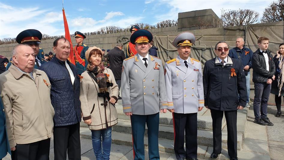 На Пискаревском мемориальном кладбище Санкт-Петербурга прошла торжественно-траурная церемония, посвященная 74-й годовщине победы в Великой Отечественной войне