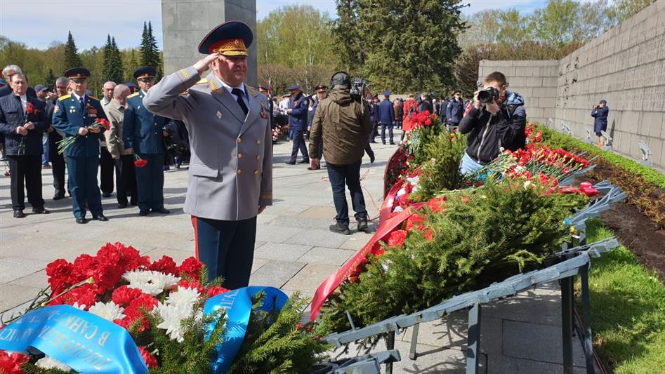 На Пискаревском мемориальном кладбище Санкт-Петербурга прошла торжественно-траурная церемония, посвященная 74-й годовщине победы в Великой Отечественной войне