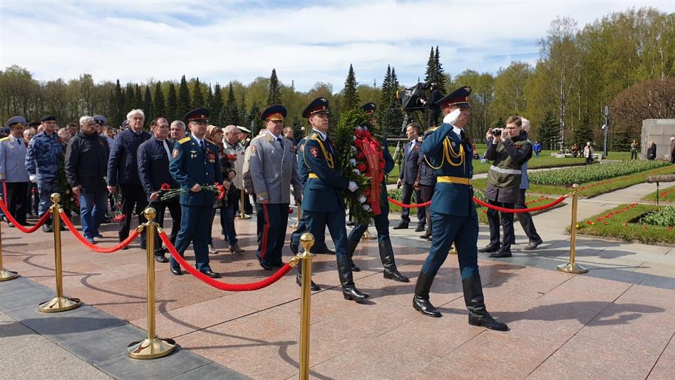 На Пискаревском мемориальном кладбище Санкт-Петербурга прошла торжественно-траурная церемония, посвященная 74-й годовщине победы в Великой Отечественной войне