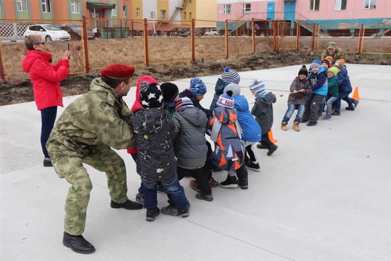 Военнослужащие Росгвардии провели физическую зарядку в детских садах Анадыря 