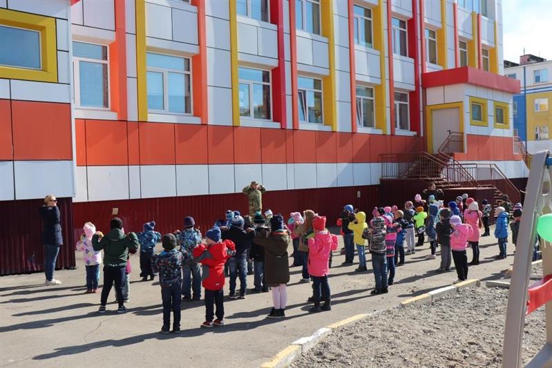 Военнослужащие Росгвардии провели физическую зарядку в детских садах Анадыря 