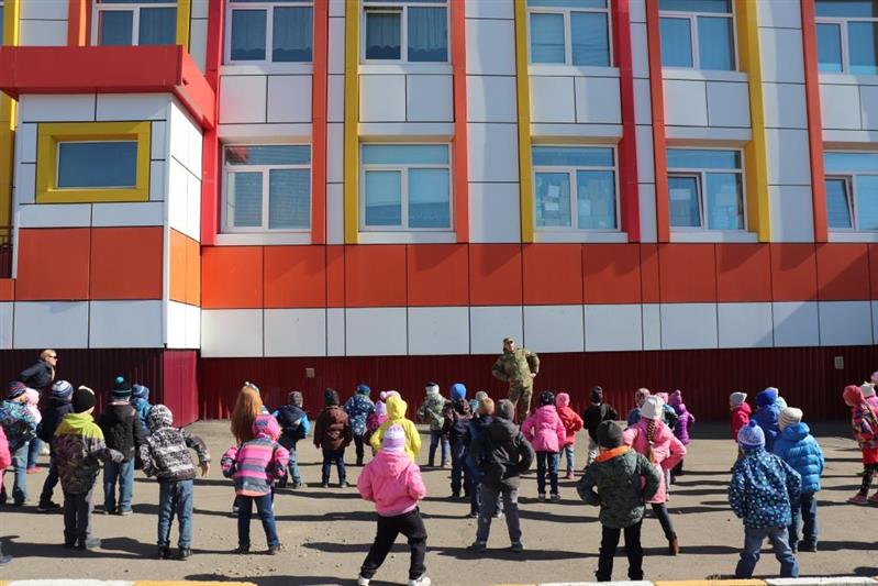 Военнослужащие Росгвардии провели физическую зарядку в детских садах Анадыря 