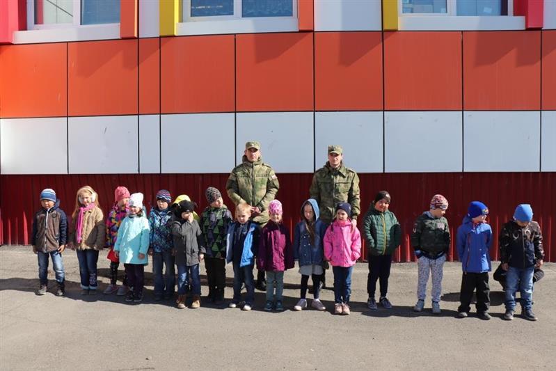 Военнослужащие Росгвардии провели физическую зарядку в детских садах Анадыря 