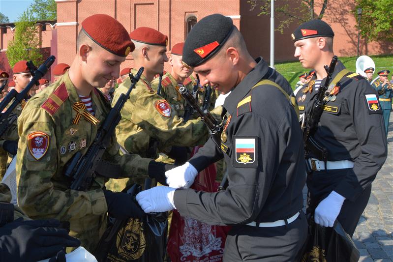 Военнослужащие парадного расчета Росгвардии обменялись памятными сувенирами с военнослужащими Министерства обороны (фото, видео)