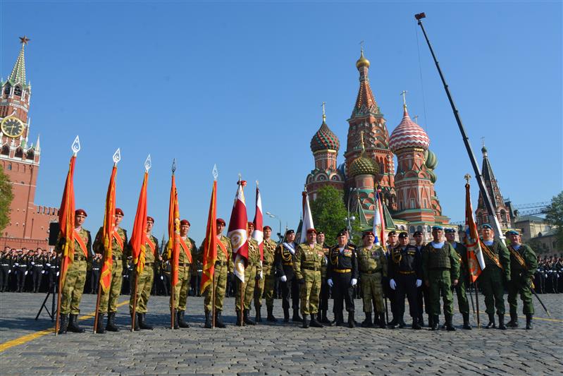 Военнослужащие парадного расчета Росгвардии обменялись памятными сувенирами с военнослужащими Министерства обороны (фото, видео)