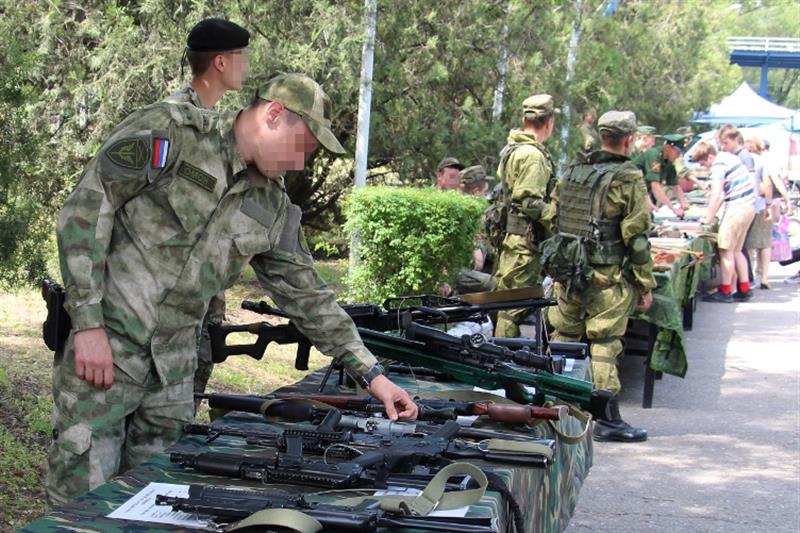 Бойцы новочеркасского ОМОН рассказали кадетам о своих служебных буднях