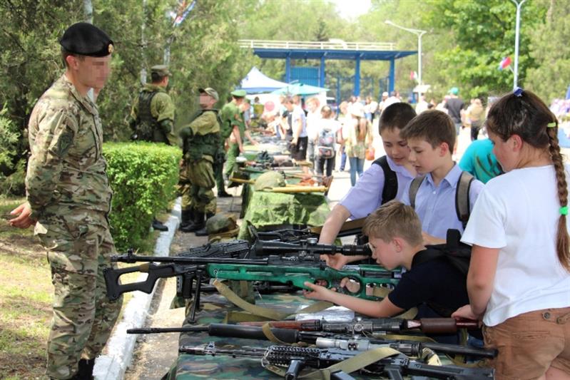 Бойцы новочеркасского ОМОН рассказали кадетам о своих служебных буднях