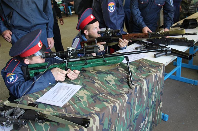 Бойцы новочеркасского ОМОН поделились опытом с казаками-дружинниками 