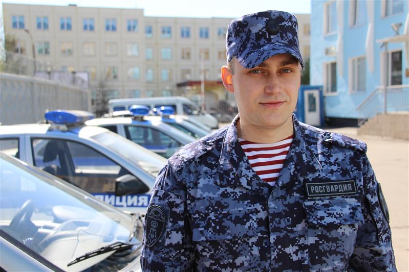 Жительница Твери поблагодарила росгвардейца за помощь в тушении пожара 