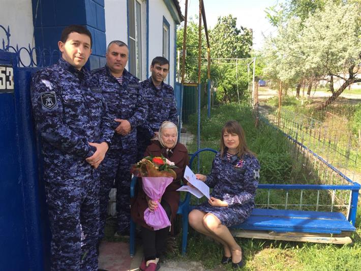 Дагестанские росгвардейцы поздравили ветеранов с Днем Победы 