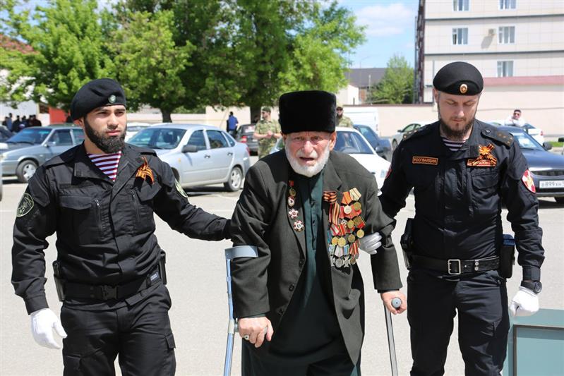 Управление Росгвардии по Чеченской Республике приняло эстафету всероссийской военно-патриотической акции «Вахта Памяти. Сыны Великой Победы»