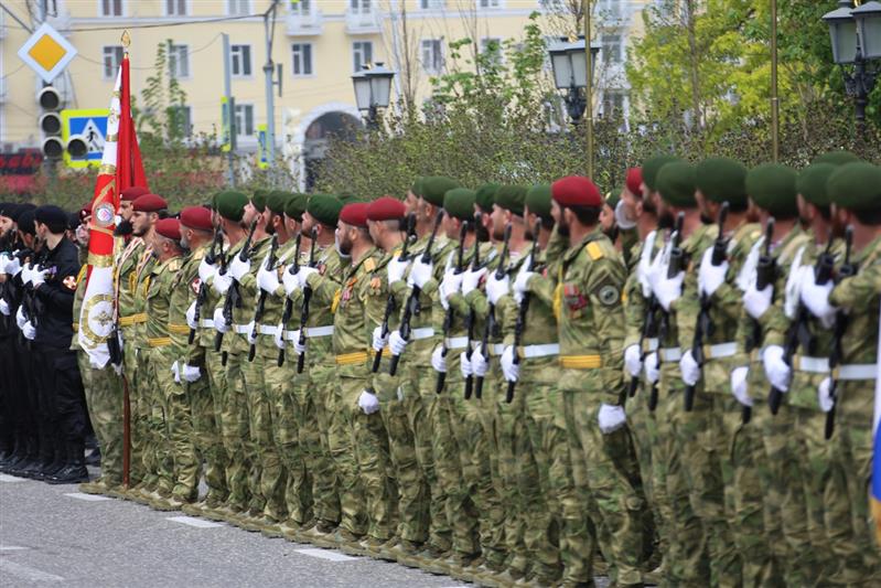 Сотрудники и военнослужащие Росгвардии приняли  участие в генеральной репетиции парада Победы в Грозном (фото, видео)