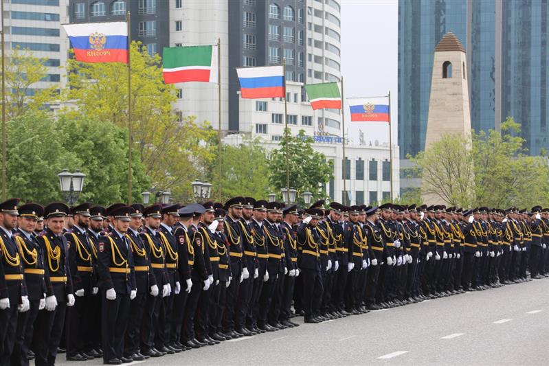 Сотрудники и военнослужащие Росгвардии приняли  участие в генеральной репетиции парада Победы в Грозном (фото, видео)
